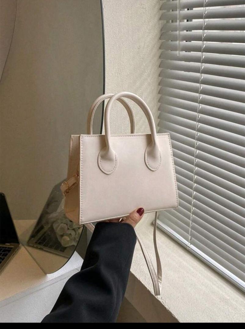 cartera de mano blanca