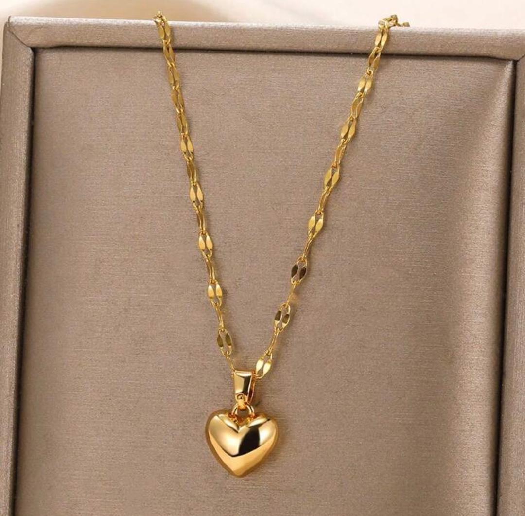 collar dorado de corazon
